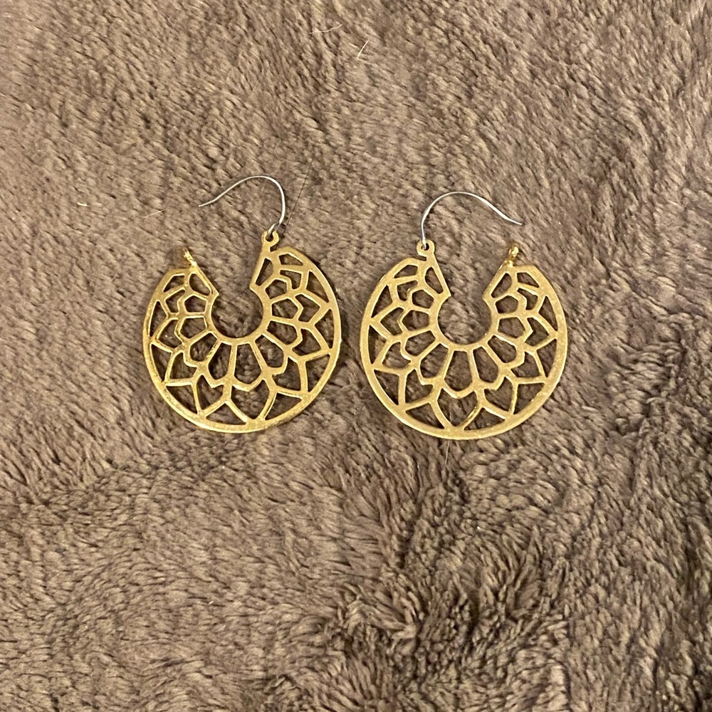 Elegant Vintage Avon Gold Filigree Hoop Earrings